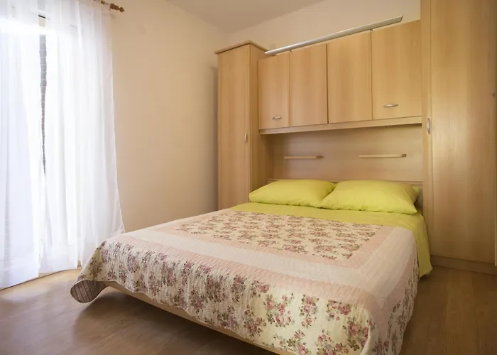 With Parking Space Maslinica, Solta - 13135 Apartment Grohote